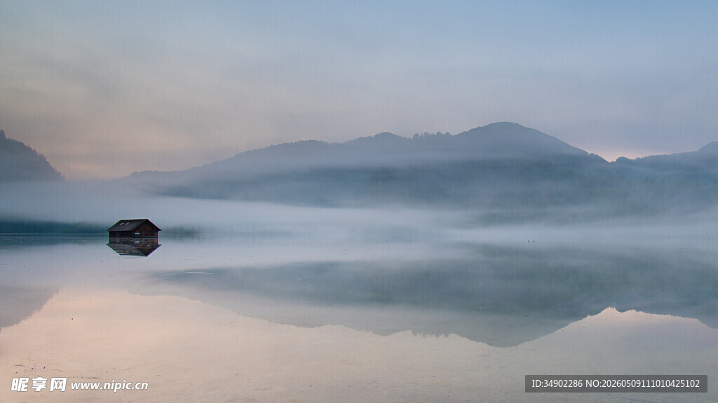 宁静湖面孤舟晨景