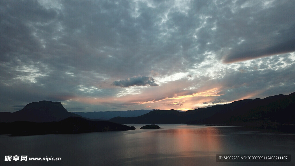 黄昏湖畔美景
