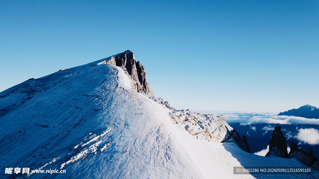 雪山顶峰的壮丽景致