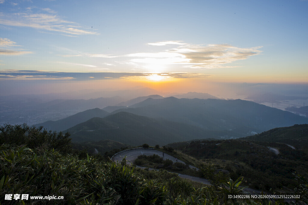 山间日出美景