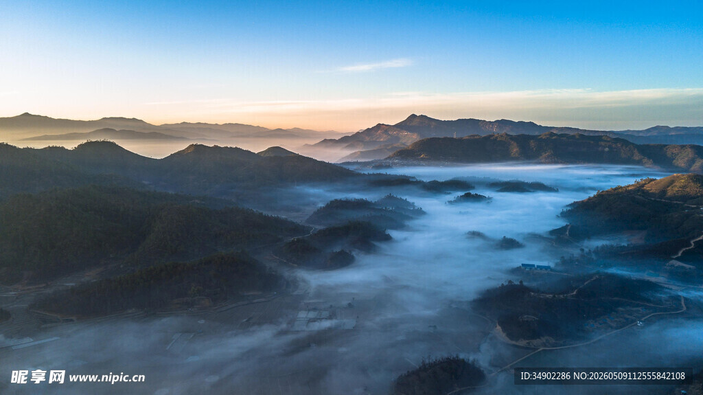 山间晨雾弥漫的壮美景色