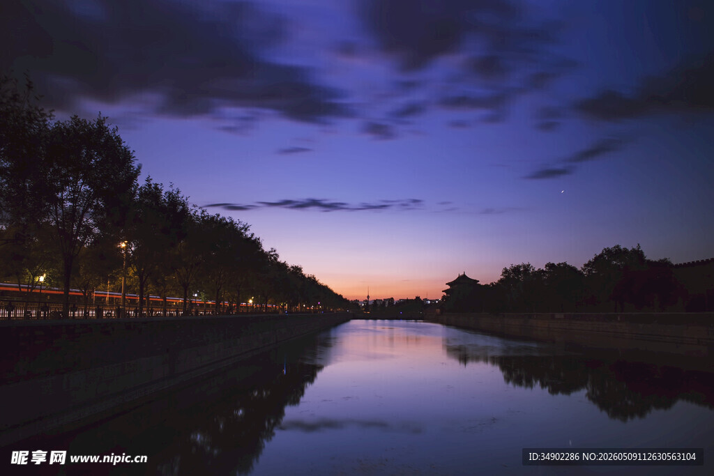 黄昏湖畔美景