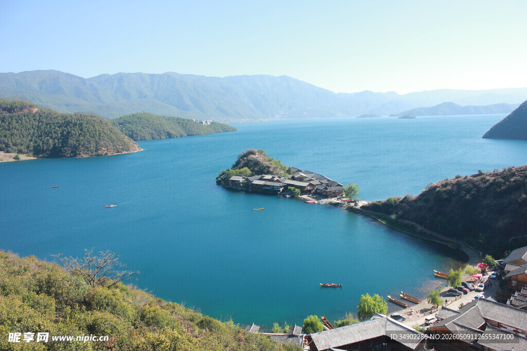 秀丽湖景与山间岛屿风光