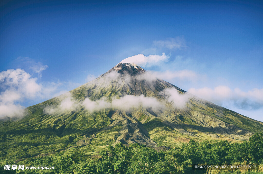 壮丽山峰云雾缭绕美景
