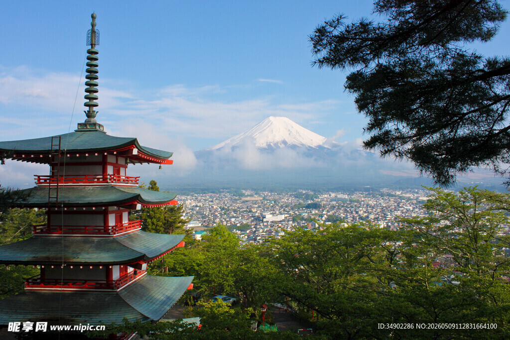 宝塔与远山城市景观