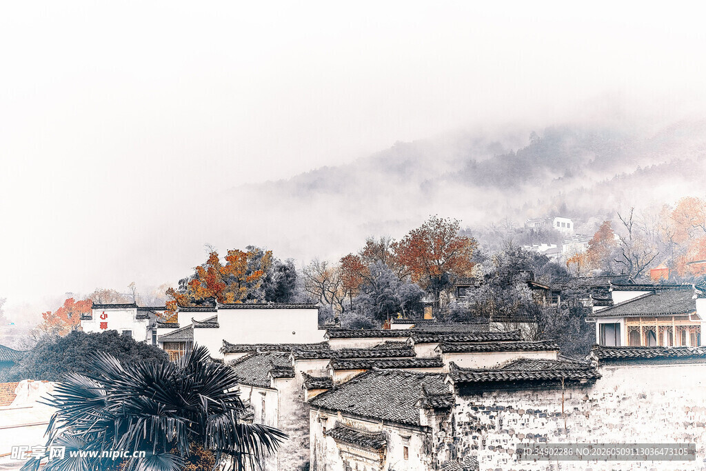 水墨风雪景中的古朴村落