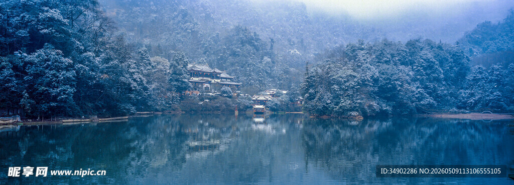 雾霭中的静谧山水湖景