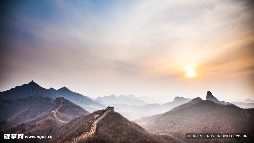 日出下的壮美山峦景观