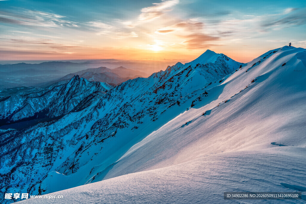雪山日出壮丽美景