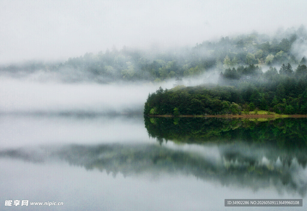 雾绕湖畔山水景