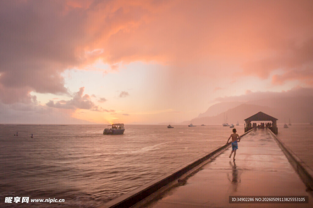 夕阳下海边栈桥的浪漫景象