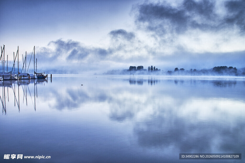 宁静湖面的云影与船景