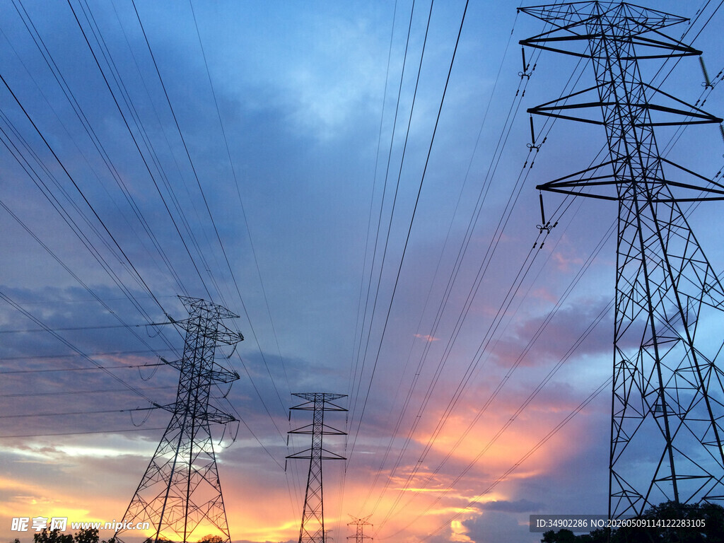 夕阳下的高压输电塔景观