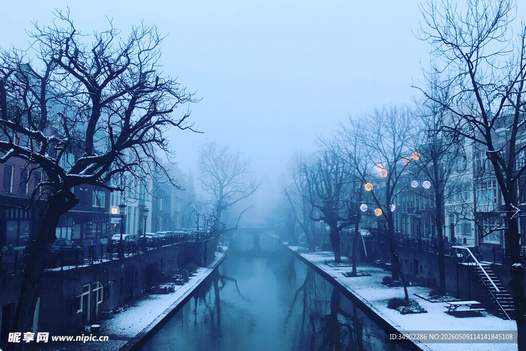 冬日雪后静谧的河道风景