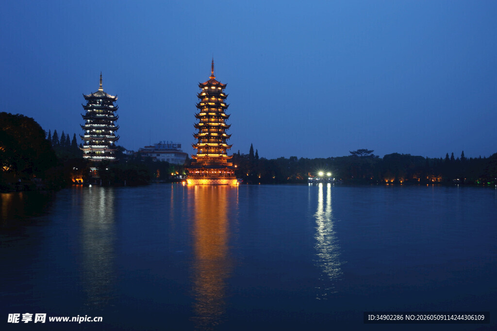 夜幕下的双塔映于湖面