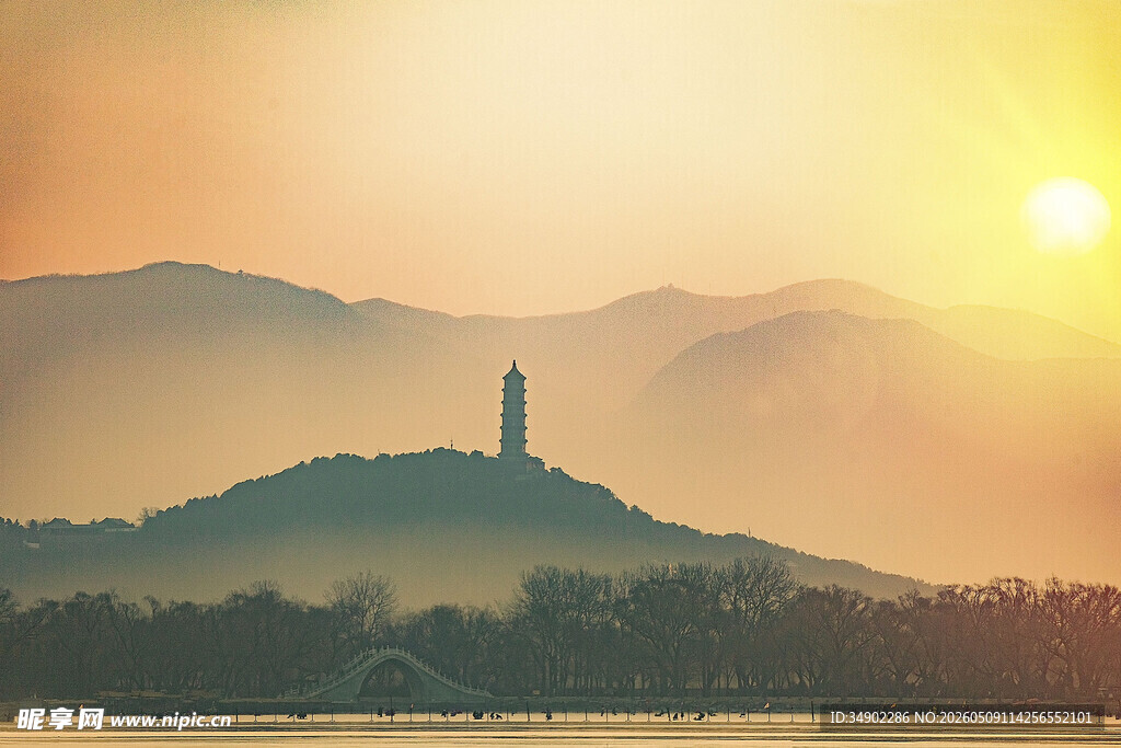 夕阳下的山峦与孤塔