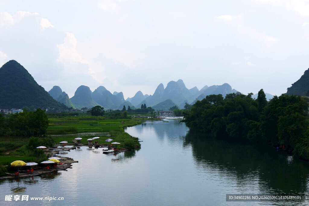 漓江秀丽山水风光图景