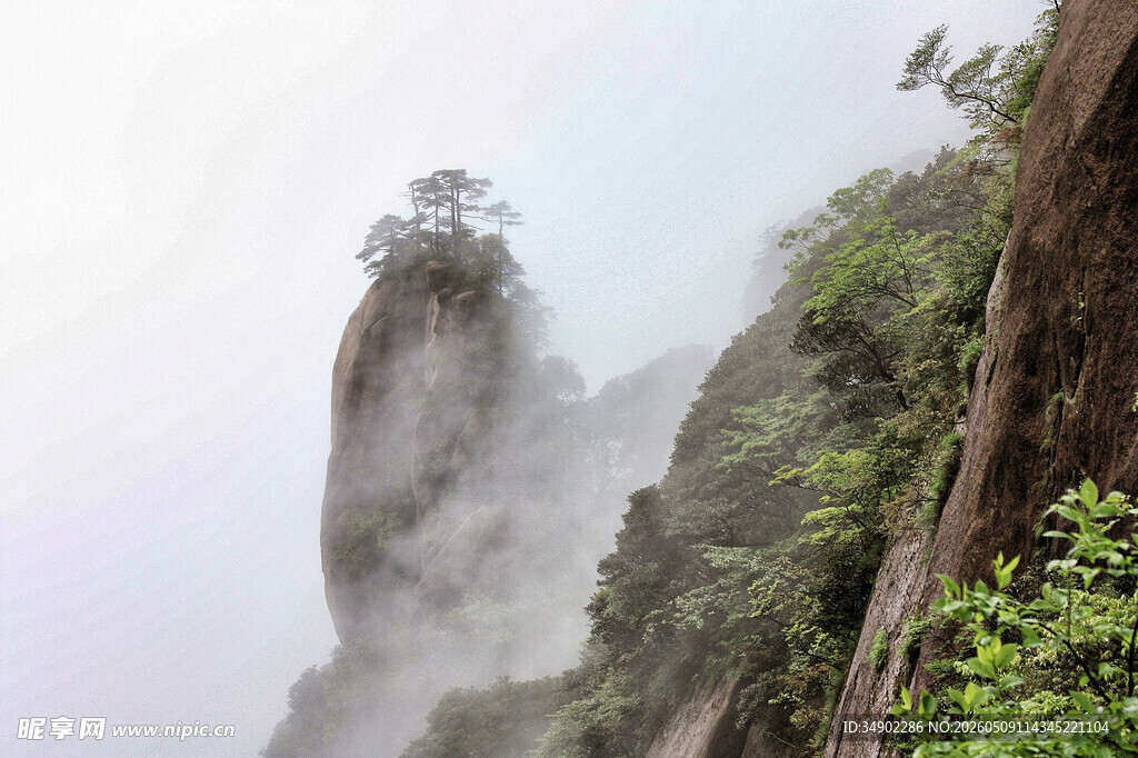 云雾缭绕的峻峭山峰