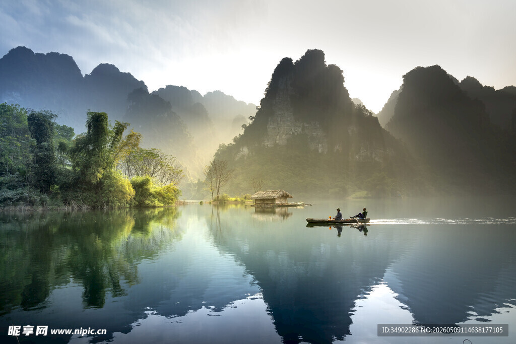 山水间的静谧泛舟图景