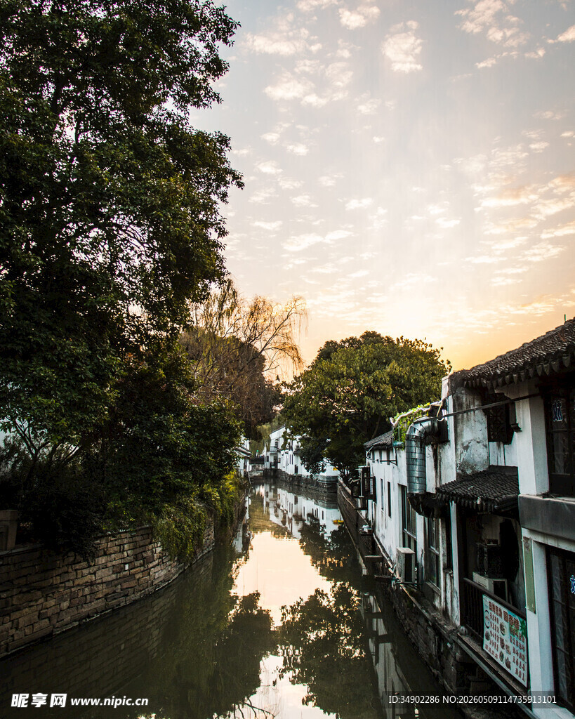 江南水乡河畔民居美景