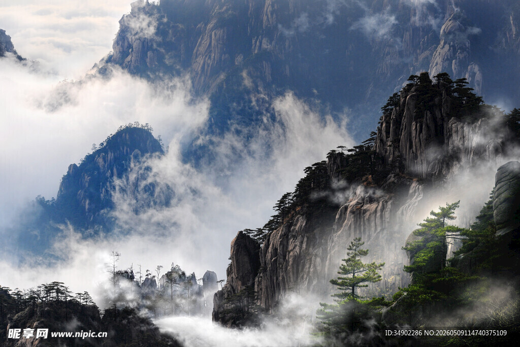 云雾缭绕的壮丽山峰