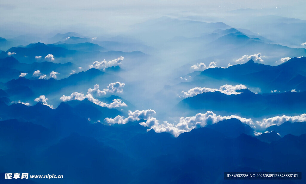 高空俯瞰壮丽云海景观
