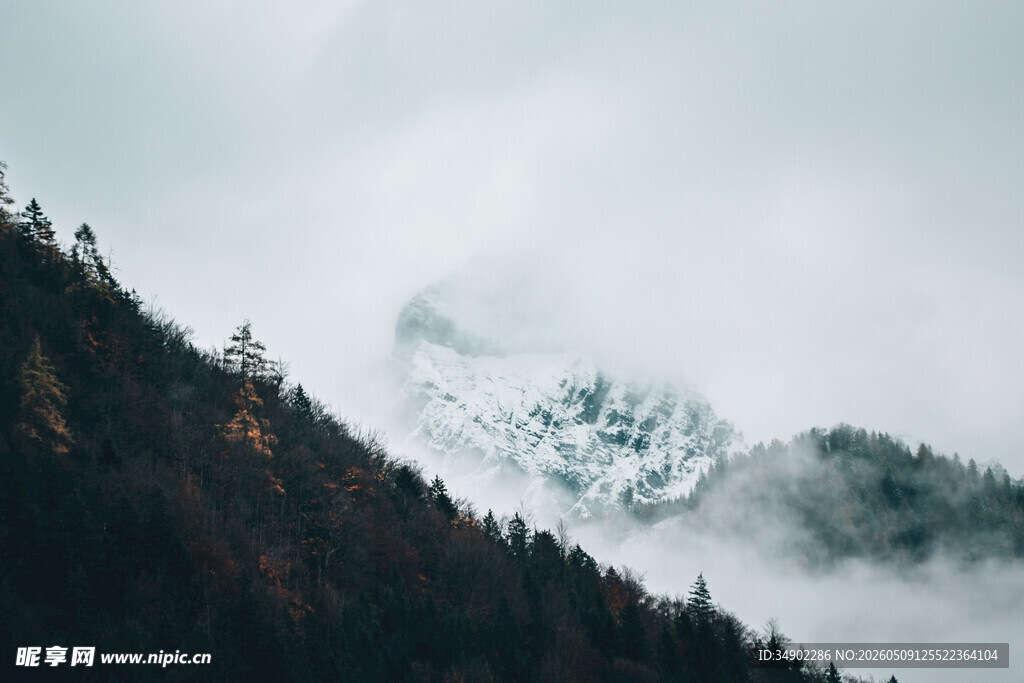 云雾缭绕的山峦美景
