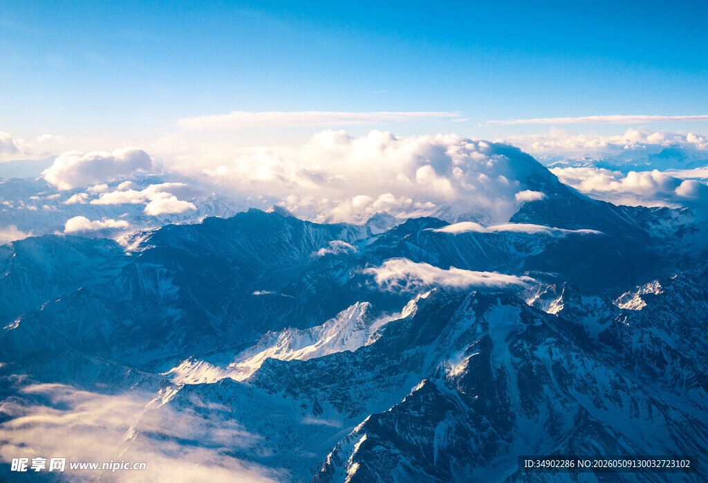 壮丽雪山云海高空景观