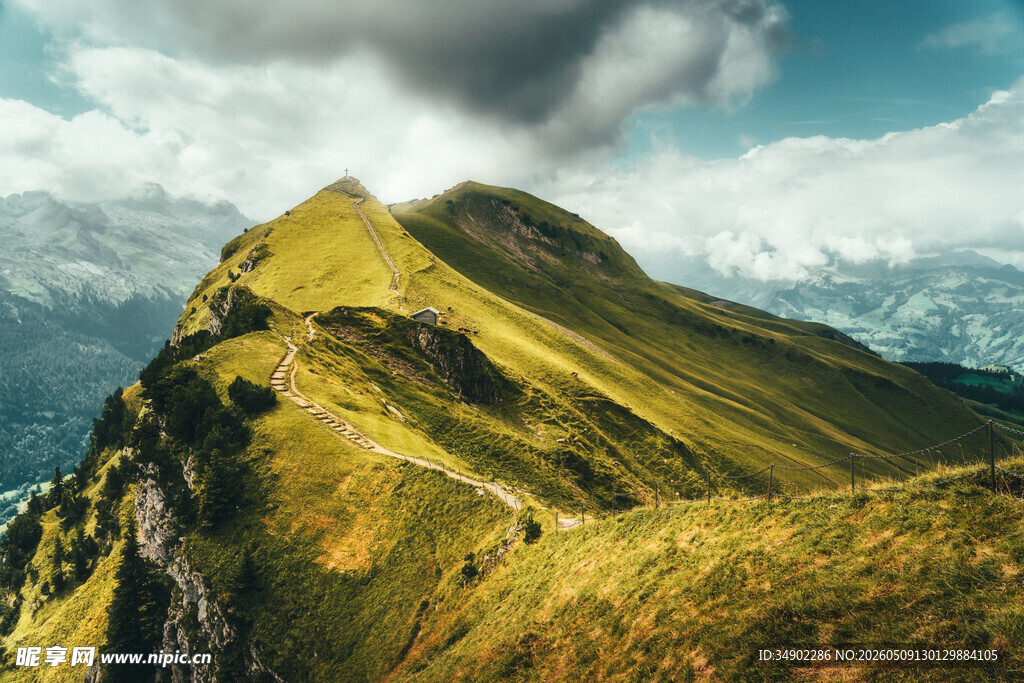 高山之巅壮丽美景