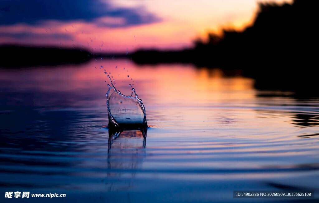 夕阳下湖面泛起的水花