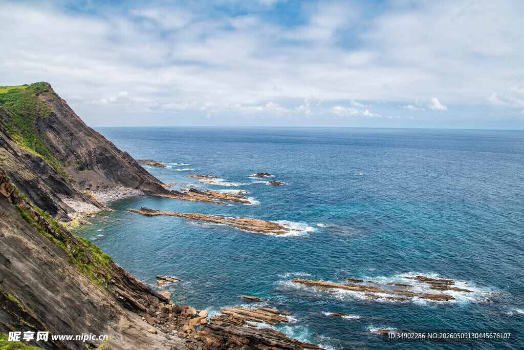 海岸峭壁边的壮阔海景