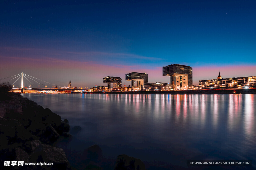城市河畔黄昏美丽夜景