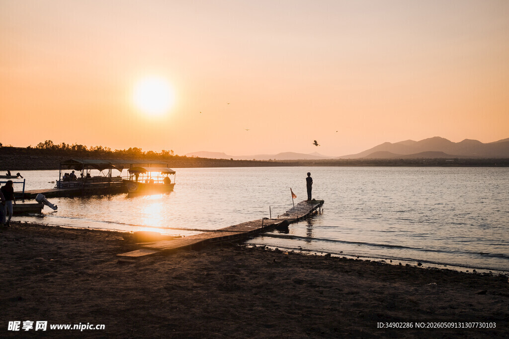 夕阳下的静谧湖畔码头
