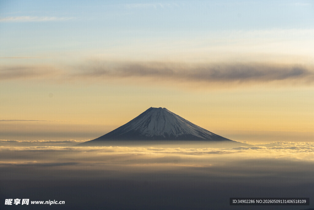 云海中的巍峨山峰