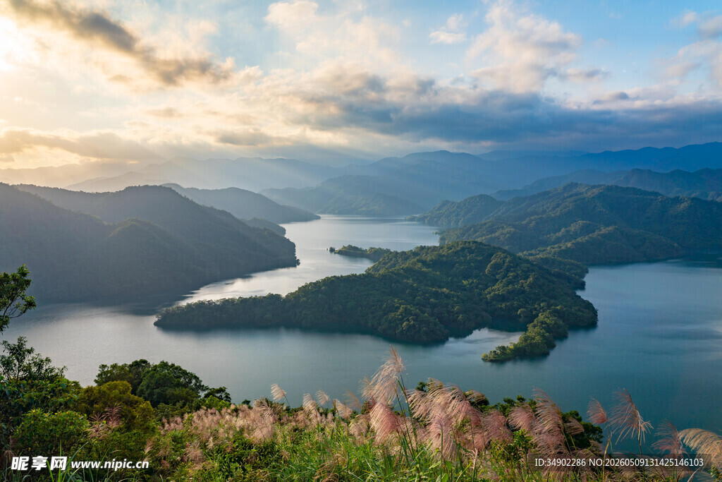 山间湖畔壮丽日出美景