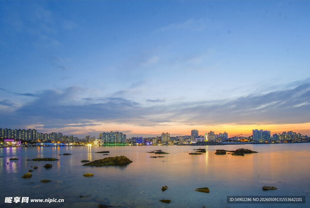 湖畔城市黄昏美丽景致