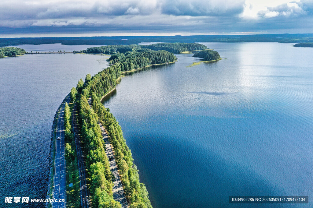 蜿蜒绿道穿碧波美景