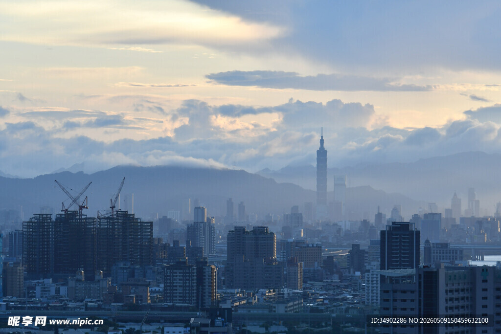 城市天际线与远处山峦景观
