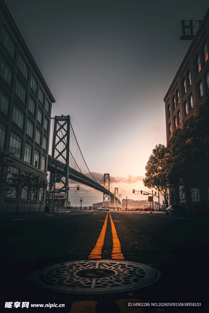 黄昏下的城市桥梁风景
