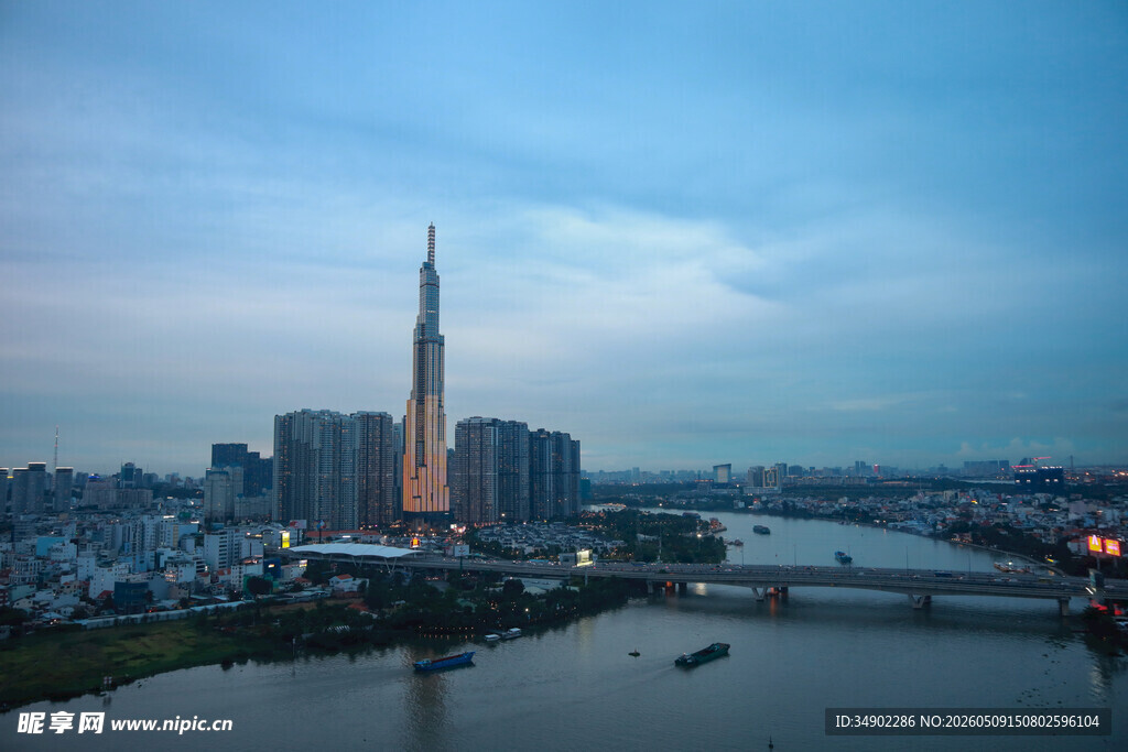 城市河畔的摩天大楼景观