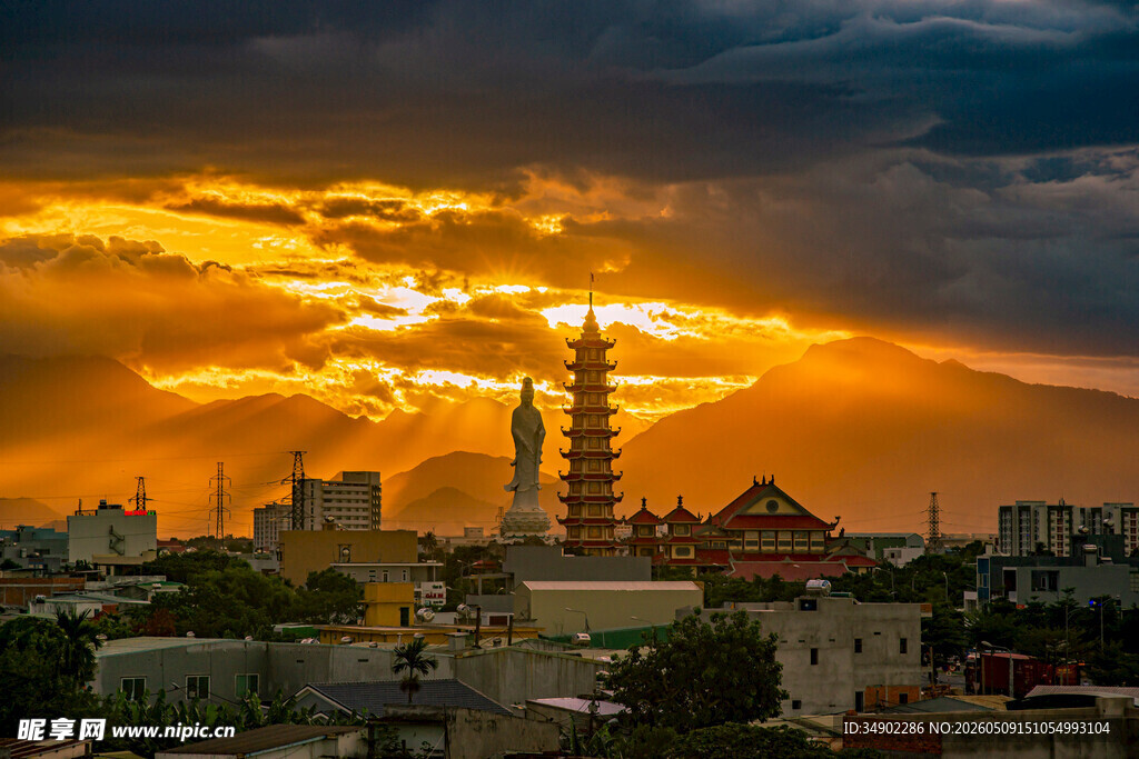 夕阳下的城市与塔楼景观