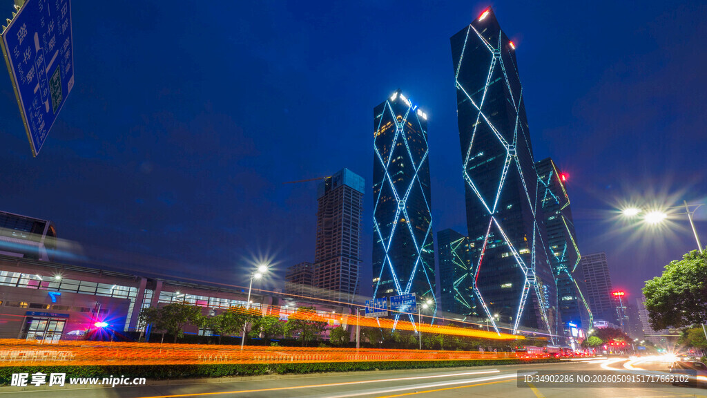 城市夜景中的独特建筑