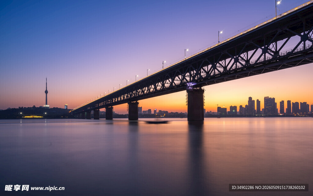 夕阳下的跨海大桥美景