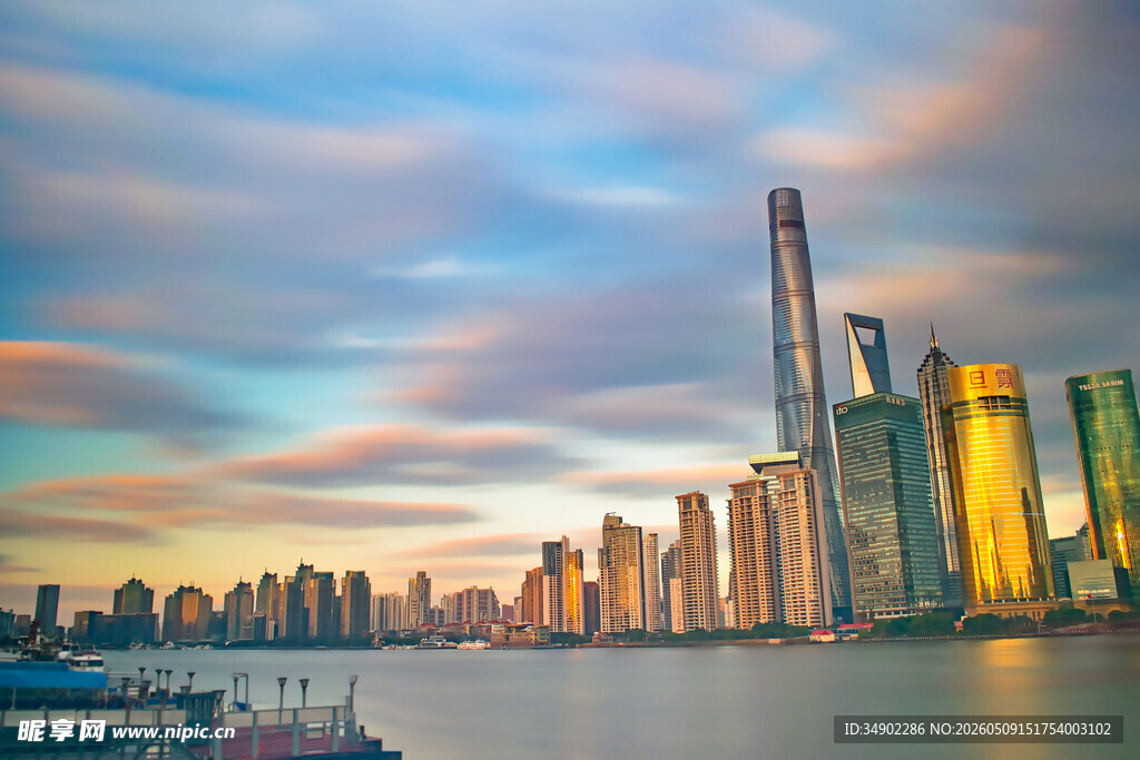 上海外滩绚丽城市天际线