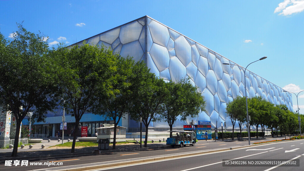 城市街道旁的现代建筑景观