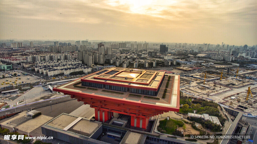 城市中的红色宏伟建筑