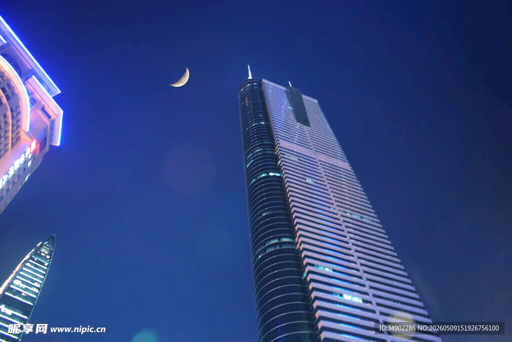 都市夜空下的摩天大楼