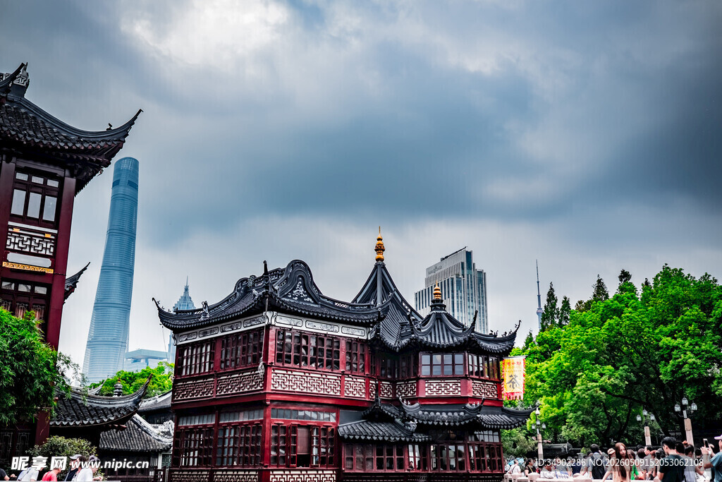 中式古建筑与现代建筑相映