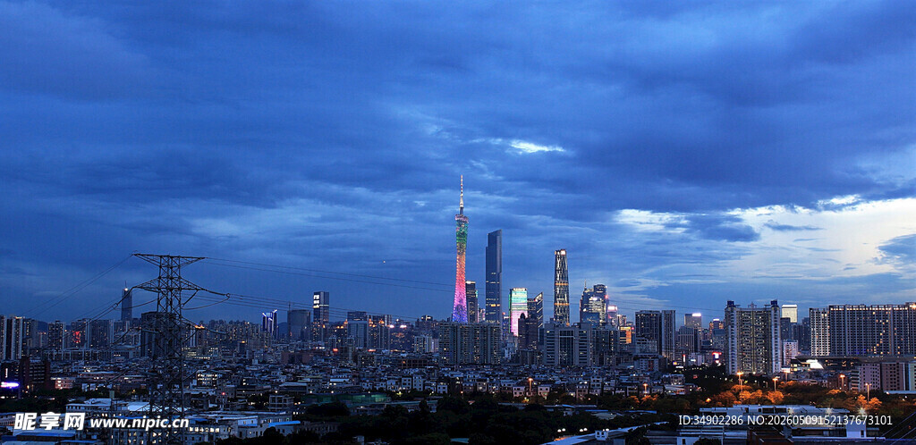 城市夜幕下的繁华天际线
