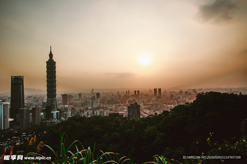 夕阳下的城市天际线景观